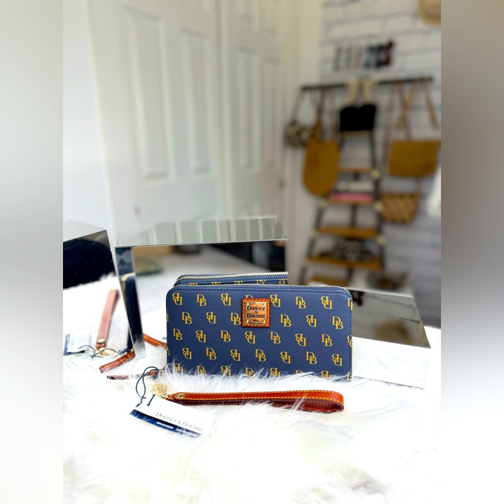 NWT Dooney & Bourke Large Zip Around Wristlet
